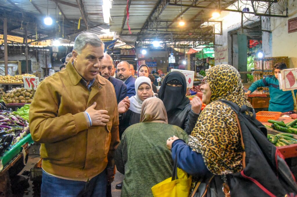 محافظ الإسكندرية يتفقد سوق باكوس