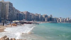 أطواق نجاة ولافتات تحذيرية لاستعداد شواطئ الإسكندرية لعيد الفطر