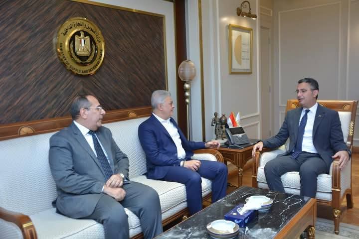 دكتور شريف فاروق يصدر قرارًا بتعيين أيمن إسماعيل رئيسًا للقابضة الغذائية