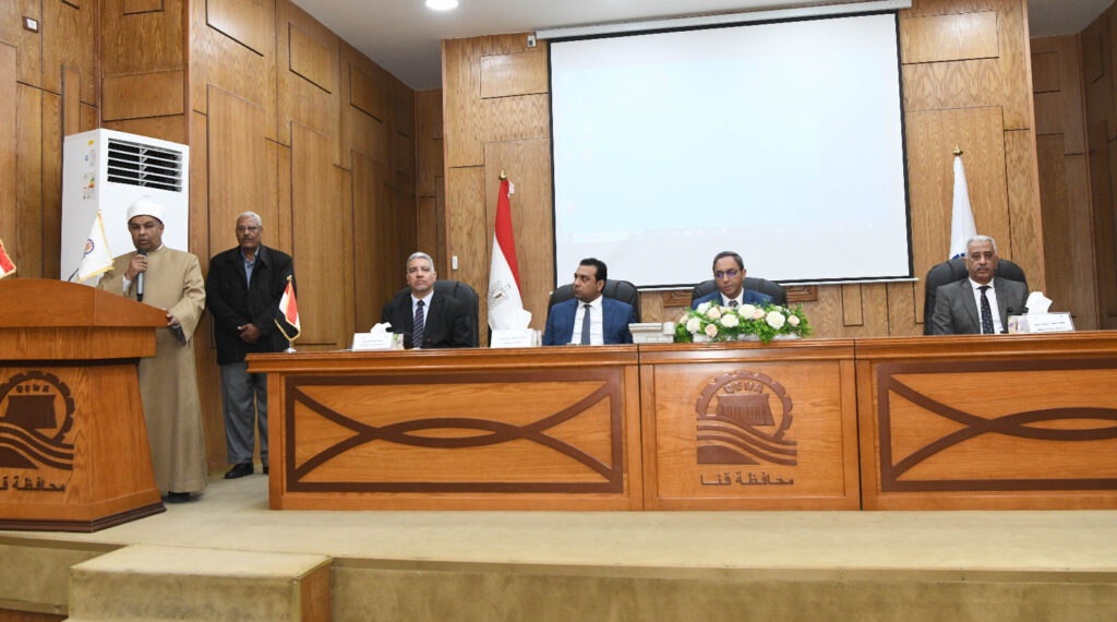 محافظ قنا يكرّم الأمهات المثاليات بديوان عام المحافظة.