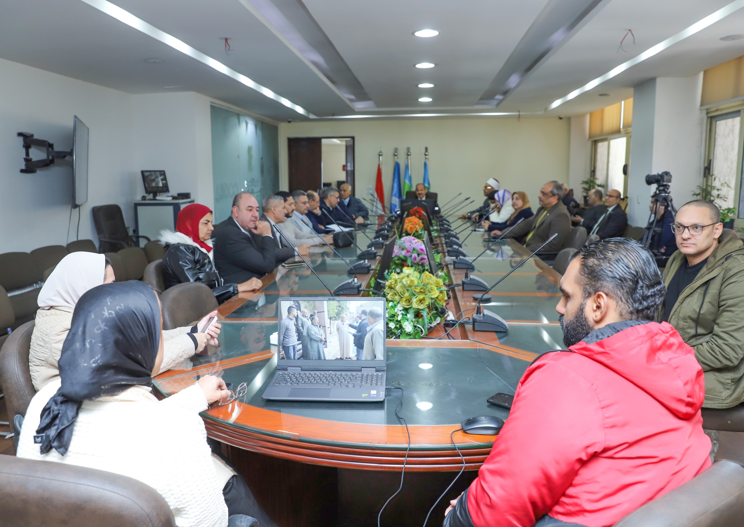 اجتماع موسع بشركة الصرف الصحي بالإسكندرية لبحث دعم المناطق غير المخدومة