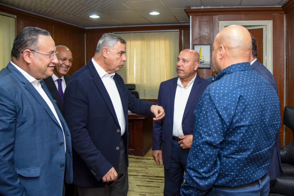 وزير الصناعة والنقل ومحافظ الإسكندرية يتفقدان مشروع انشاء محور حسن علام