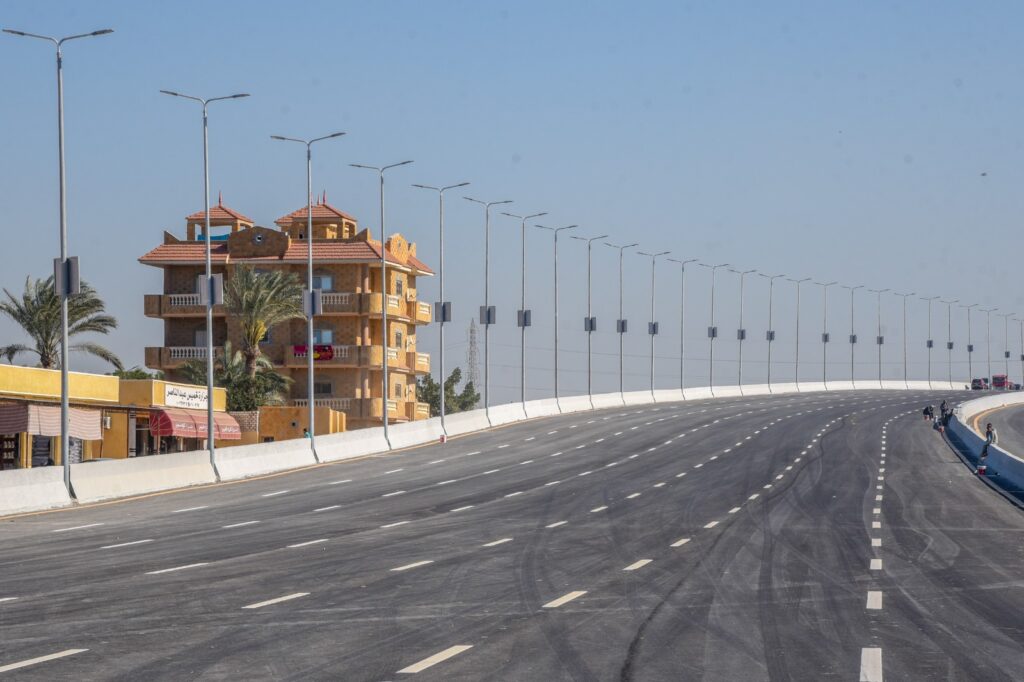 وزير الصناعة والنقل ومحافظ الإسكندرية يتفقدان مشروع انشاء محور حسن علام