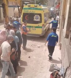 انتشال سيدة على قيد الحياة.. ووفاتها لحظة خروجها من تحت الأنقاض
