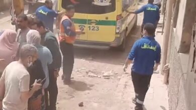 انتشال سيدة على قيد الحياة.. ووفاتها لحظة خروجها من تحت الأنقاض