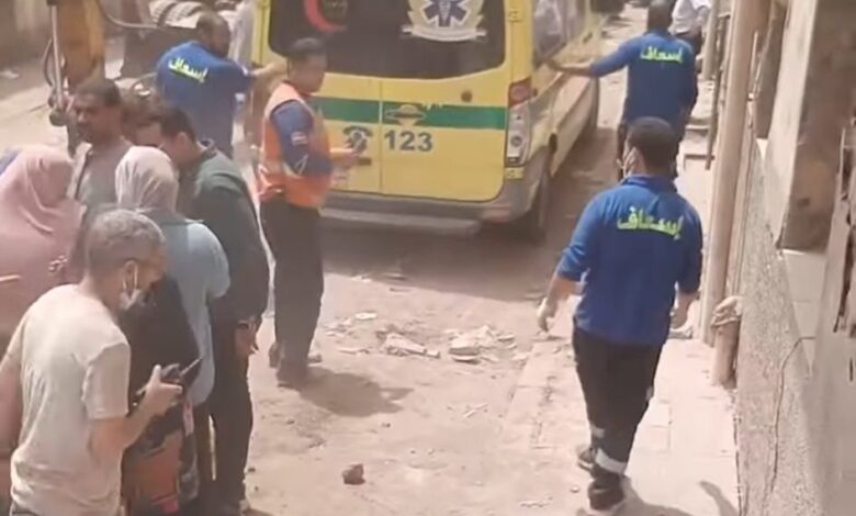 انتشال سيدة على قيد الحياة.. ووفاتها لحظة خروجها من تحت الأنقاض