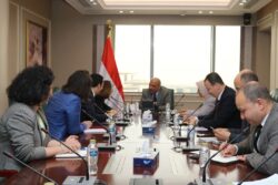 وزير الكهرباء والطاقة المتجددة يبحث مع وفد مجموعة "E D F" الفرنسية