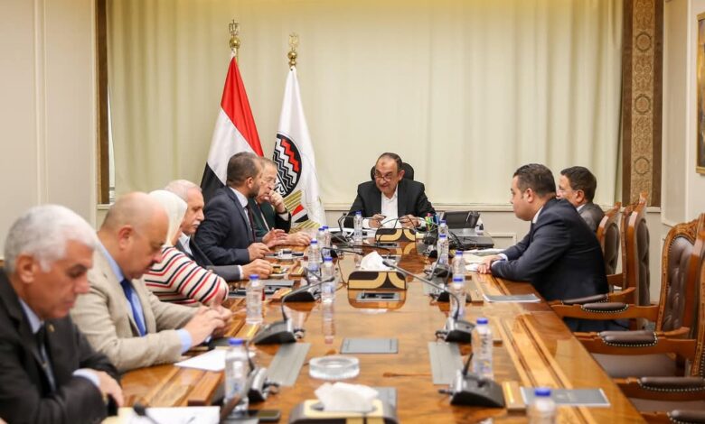 وزير قطاع الأعمال العام يلتقي بإتحاد المستثمرين لبحث فرص التعاون المشترك