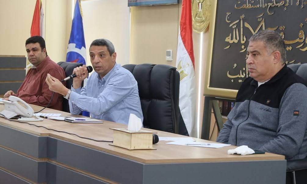 محافظ السويس يعقد اجتماعًا موسعًا لمتابعة الأداء التنفيذي واستعدادات أعياد الأخوة الأقباط
