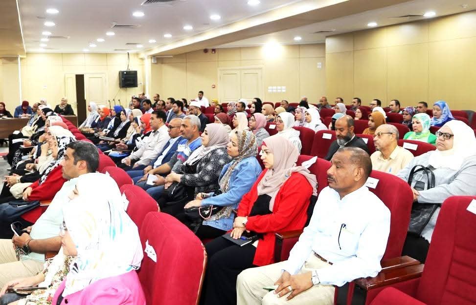محافظ السويس يعقد اجتماعًا موسعًا لمتابعة الأداء التنفيذي واستعدادات أعياد الأخوة الأقباط