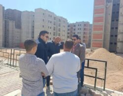 وزير الإسكان يتابع موقف تنفيذ وحدات سكن لكل المصريين