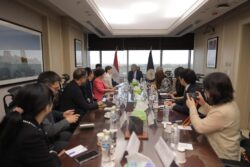 وزير السياحة والآثار يلتقي مع نائب عمدة بلدية شنغهاي بجمهورية الصين