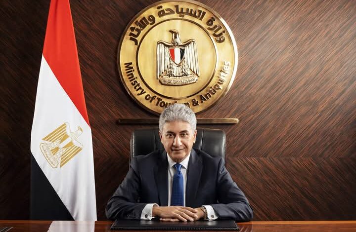 وزير السياحة والآثار يغادر اليوم إلى مدينة دبي بدولة الإمارات العربية المتحدة