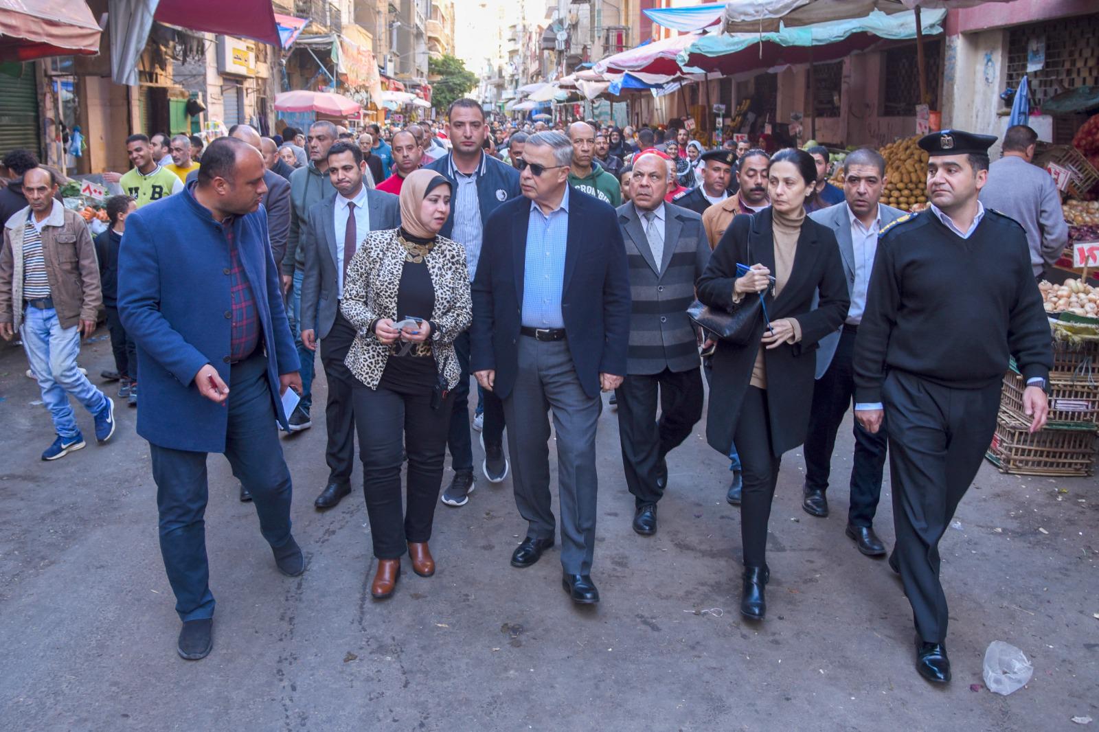 محافظ الإسكندرية يأمر بتحرير محاضر وتشميع عدد من المحال المخالفة داخل سوق زنانيرى