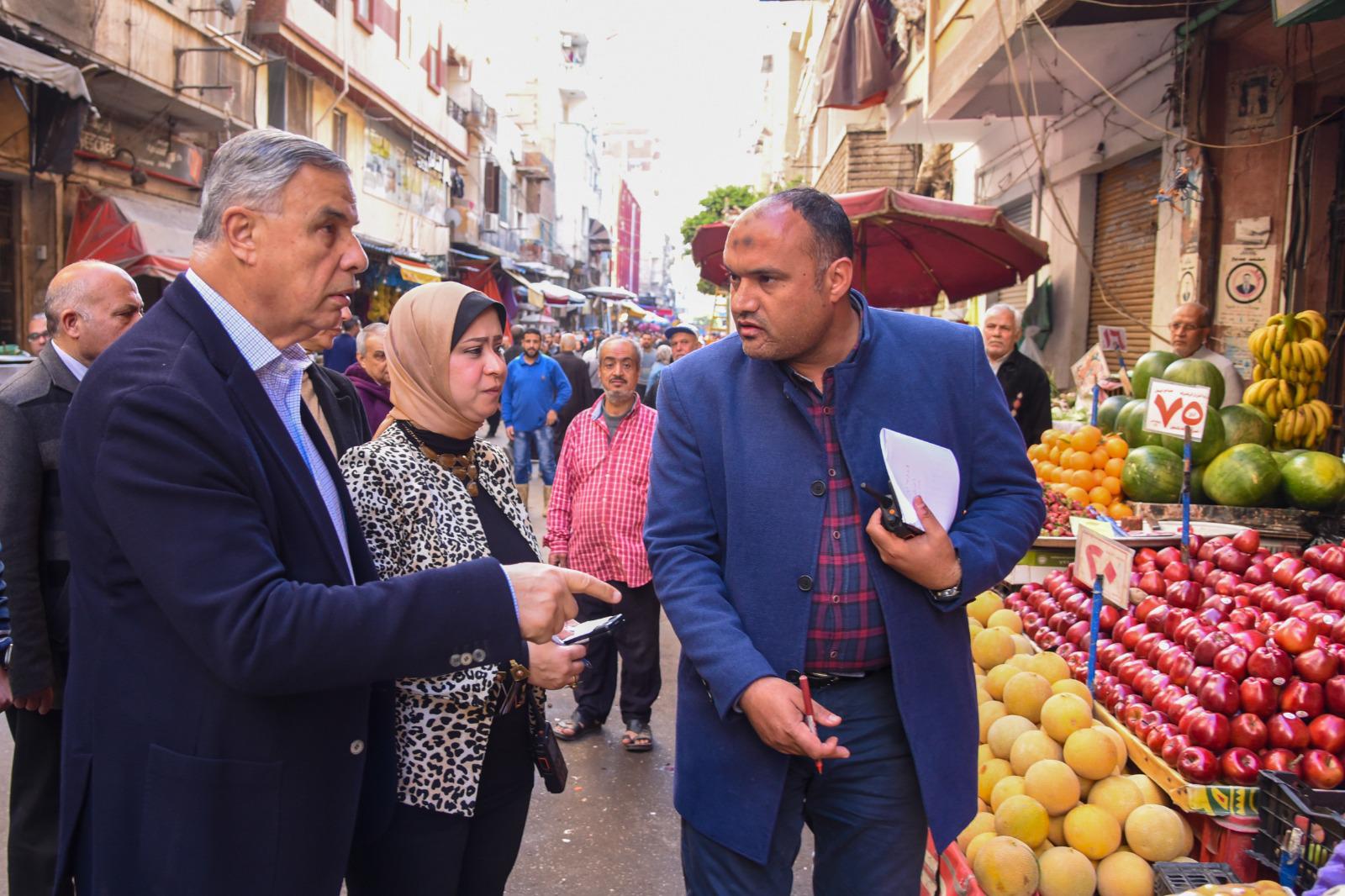 محافظ الإسكندرية يأمر بتحرير محاضر وتشميع عدد من المحال المخالفة داخل سوق زنانيرى