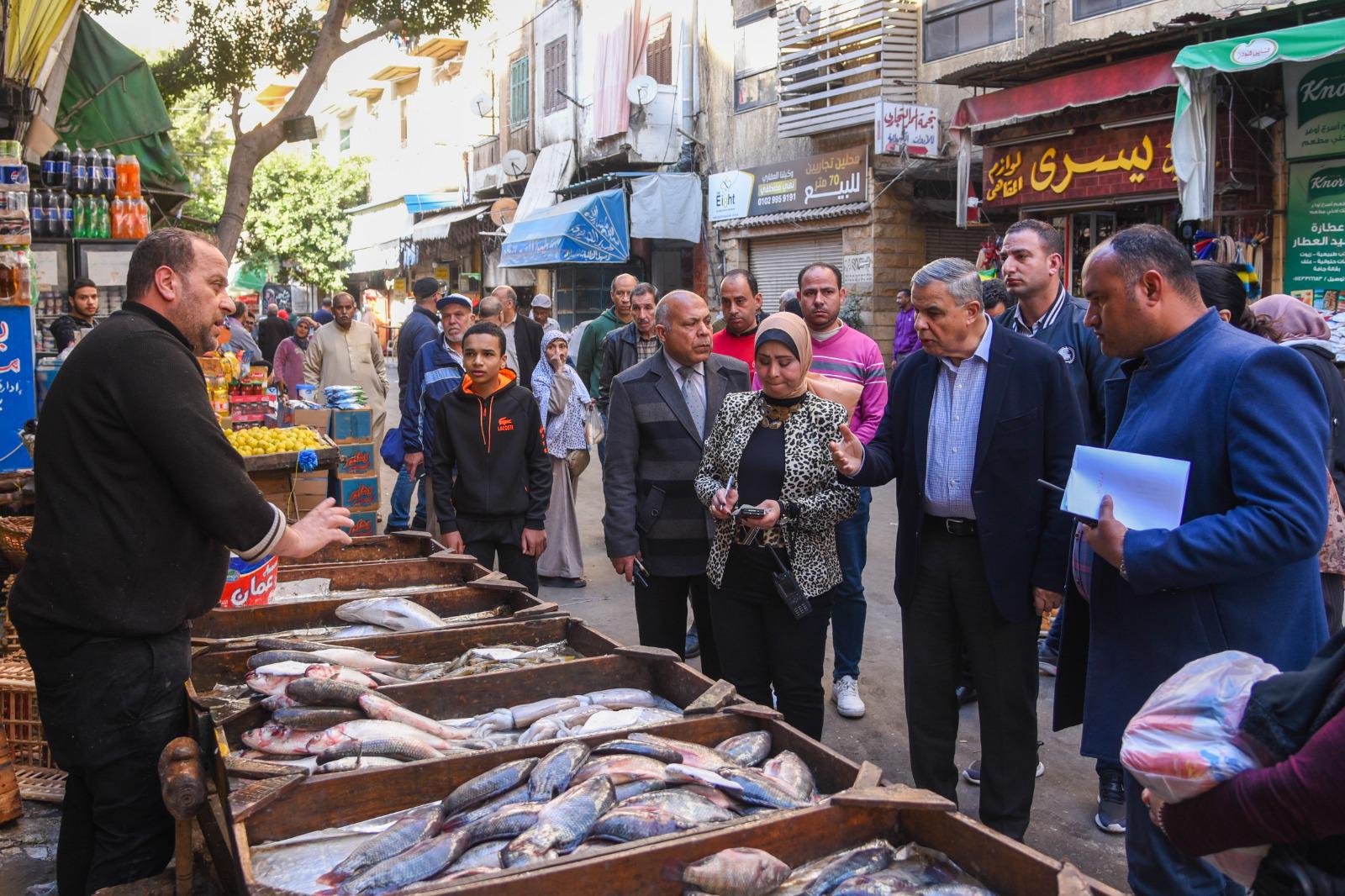 محافظ الإسكندرية يأمر بتحرير محاضر وتشميع عدد من المحال المخالفة داخل سوق زنانيرى