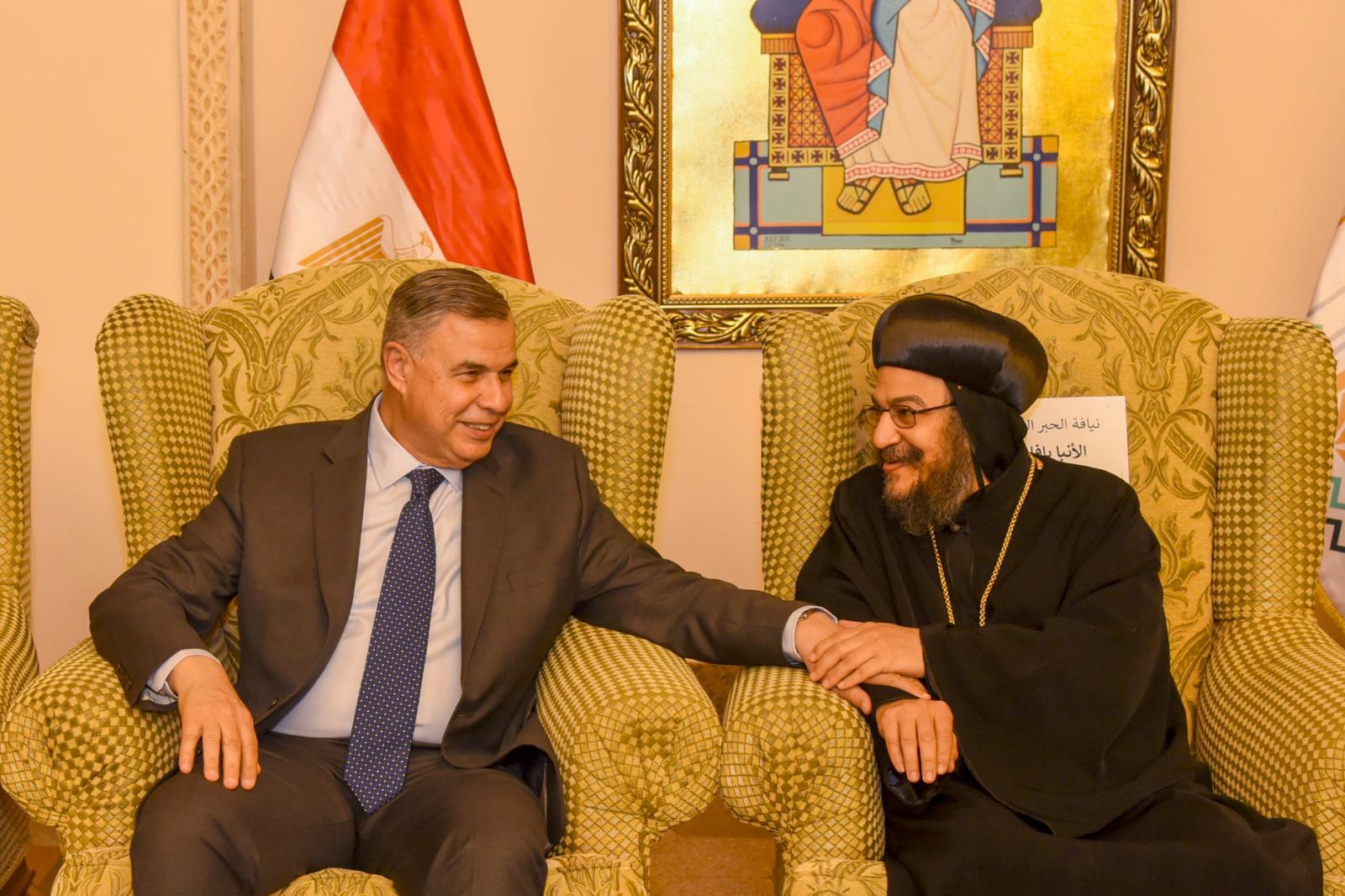 محافظ الإسكندرية يهنئ الإخوة الأقباط بعيد القيامة المجيد ببطريركية الأقباط الأرثوذكس