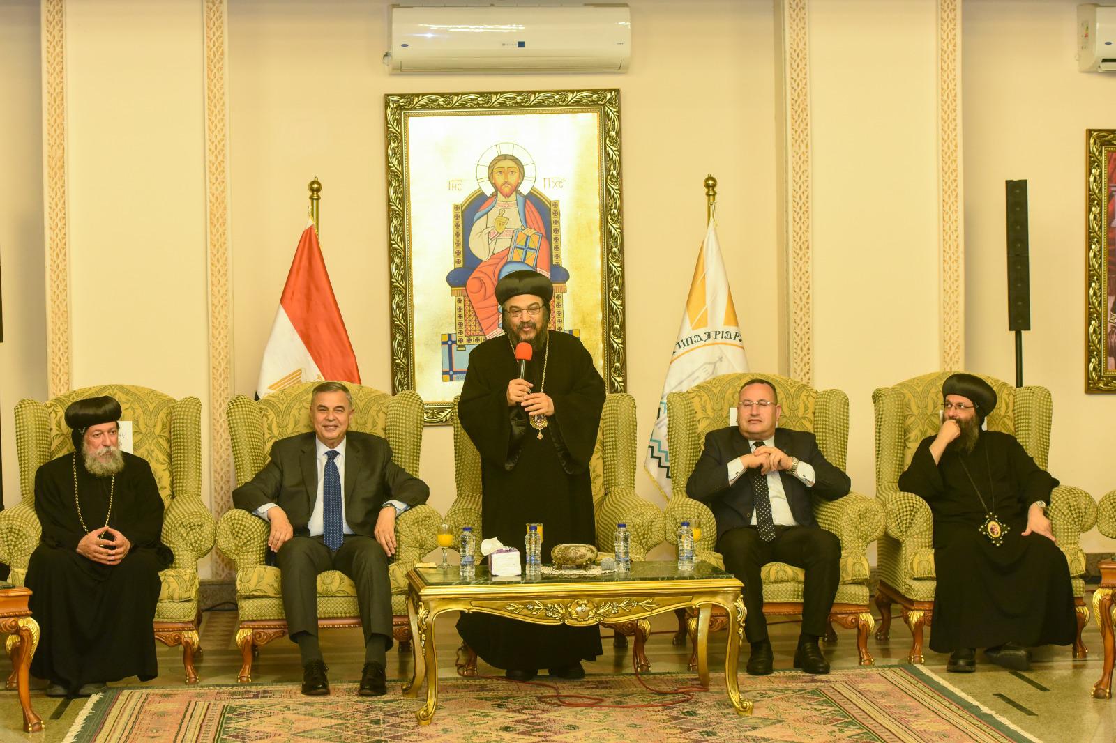 محافظ الإسكندرية يهنئ الإخوة الأقباط بعيد القيامة المجيد ببطريركية الأقباط الأرثوذكس