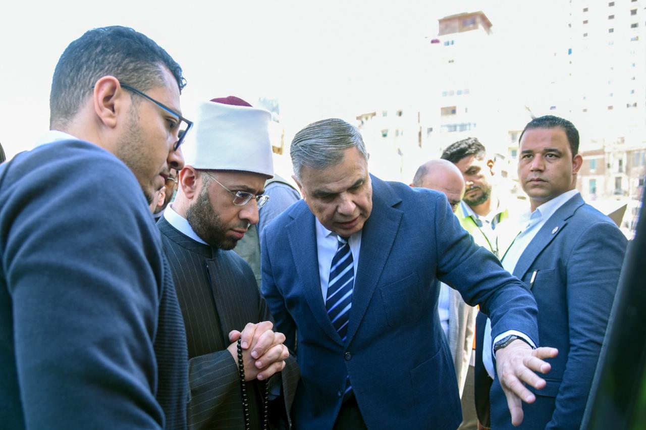 وزير الأوقاف ومحافظ الإسكندرية ييتفقدون تطوير ساحة مسجد أبي العباس المرسي