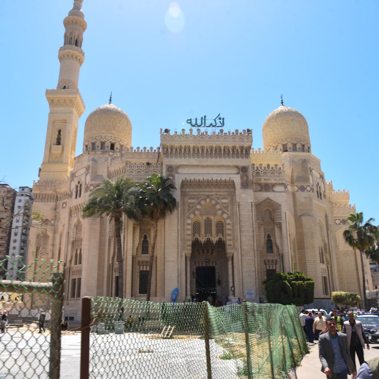 وزير الأوقاف ومحافظ الإسكندرية ييتفقدون تطوير ساحة مسجد أبي العباس المرسي