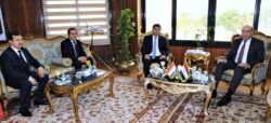 وزير الطيران يبحث مع سفير طاجيكستان التوسع في الربط الجوي بين البلدين