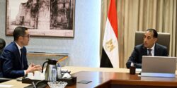 رئيس الوزراء يتابع مع وزير الاستثمار تنفيذ التكليفات الرئاسية لتحسين الاستثمار