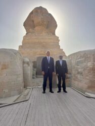 وزير الثقافة والسياحة التركي يزور منطقة أهرامات الجيزة