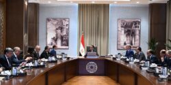 رئيس الوزراء يُتابع جهود الحكومة لتحويل السيارات للعمل بالغاز الطبيعي