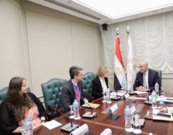 وزير التربية والتعليم يلتقى بوفد من البنك الدولي