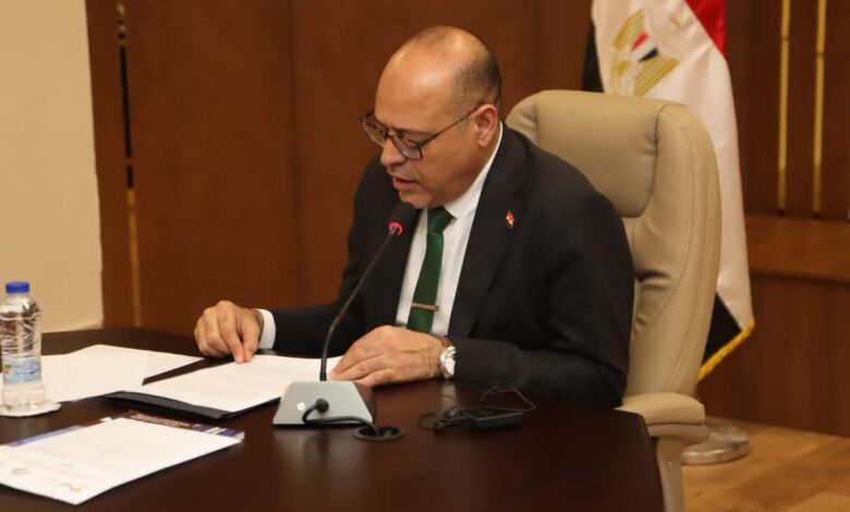 وزير العمل يعتمد صرف مليون و 594 ألف جنيه رعاية اجتماعية وصحية