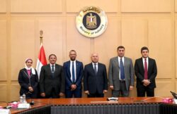 وزير النقل يشهد توقيع عقد تنفيذ أعمال مشروع إعادة تأهيل ترام الرمل
