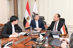 وزير قطاع الأعمال يستقبل السفير الصيني بالقاهرة