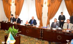 وزير الخارجية والهجرة يستضيف اجتماعا للآلية الثلاثية لدول الجوار