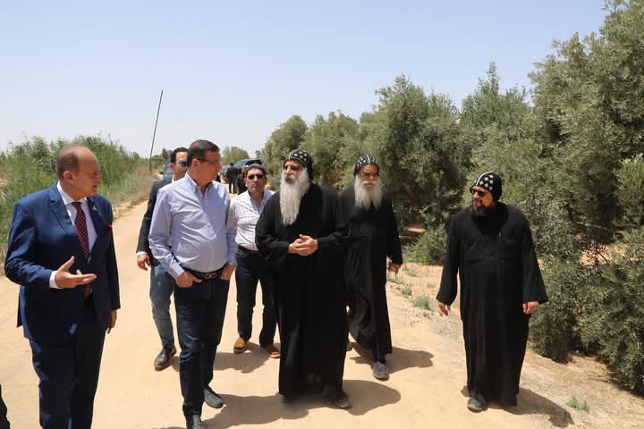  وزير الزراعة يتفقد المزارع والمشروعات الإنتاجية بدير مارمينا بالإسكندرية