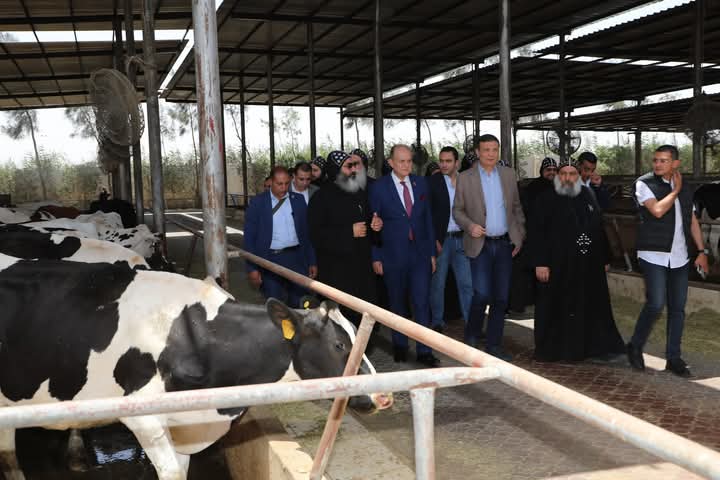  وزير الزراعة يتفقد المزارع والمشروعات الإنتاجية بدير مارمينا بالإسكندرية