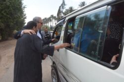 محافظ الغربية يتفقد شوارع كفر المحروق ويوقف سيارة أجرة بنفسه لحماية حقوق المواطنين