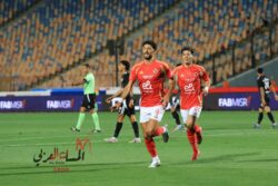 الأهلي يتوج بطلاً للدوري المصري بعد اكتساح فاركو بسداسية في ليلة تألق أبو علي