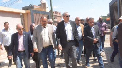 محافظ الغربية يجوب شوارع قرى الجابرية وكفر العبايدة ويتابع مشروع الصرف الصحي