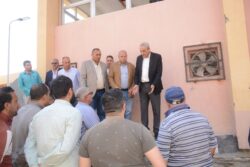 محافظ الغربية يجوب شوارع قرى الجابرية وكفر العبايدة ويتابع مشروع الصرف الصحي