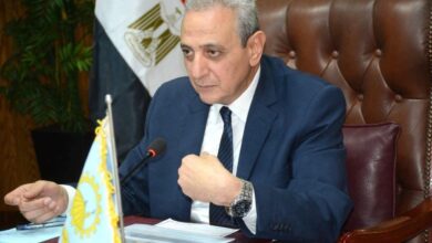 محافظ الغربية يتابع أعمال رش طبقة MC بكورنيش المحلة.