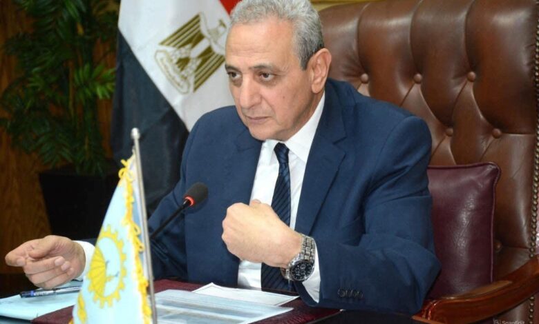 محافظ الغربية يتابع أعمال رش طبقة MC بكورنيش المحلة.
