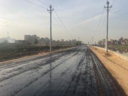 محافظ الغربية يتابع أعمال رش طبقة MC بكورنيش المحلة.