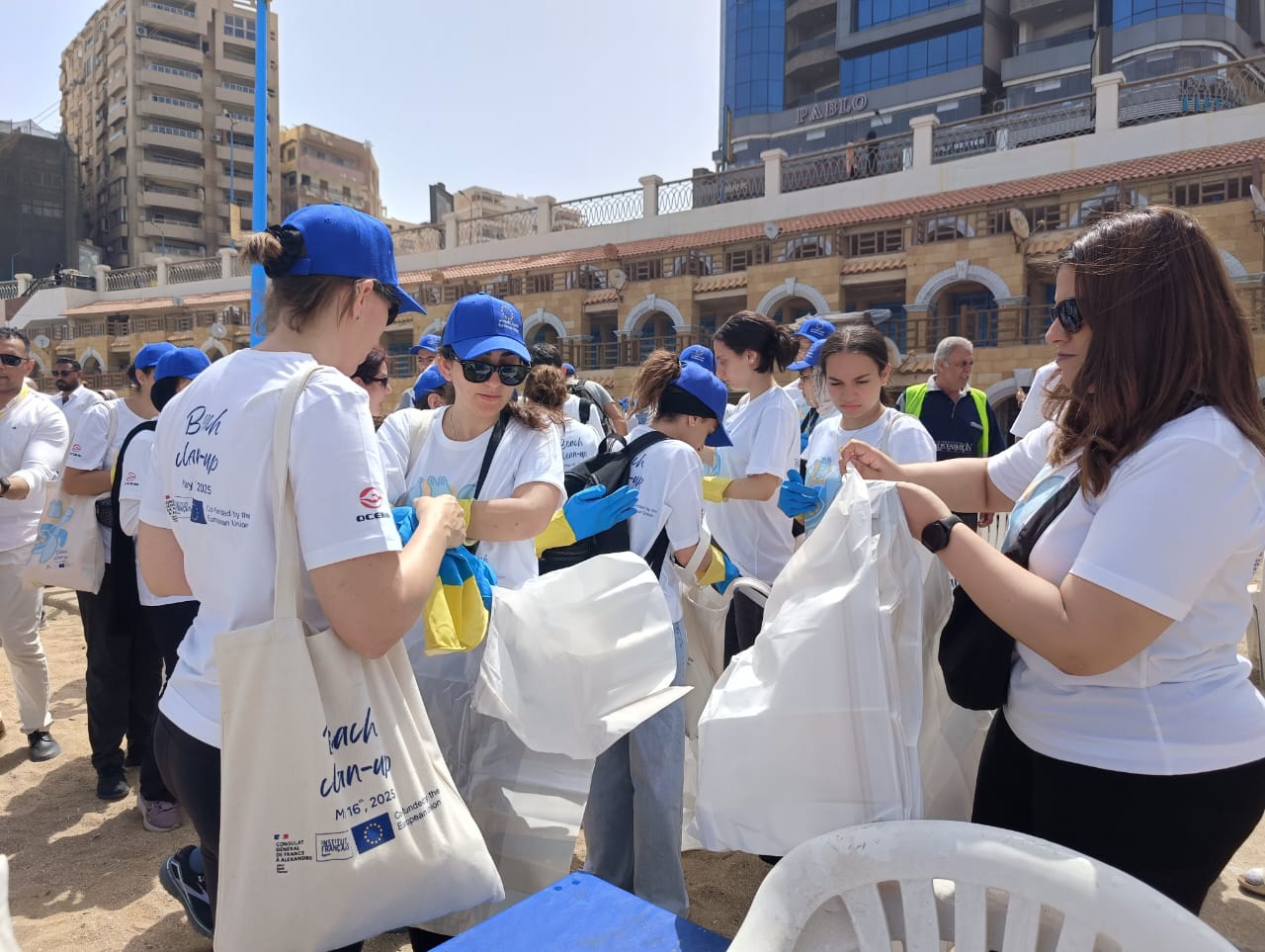 قنصلية فرنسا والمعهد الفرنسي بالإسكندرية تطلق مبادرة تنظيف الشواطئ للعام الثانى
