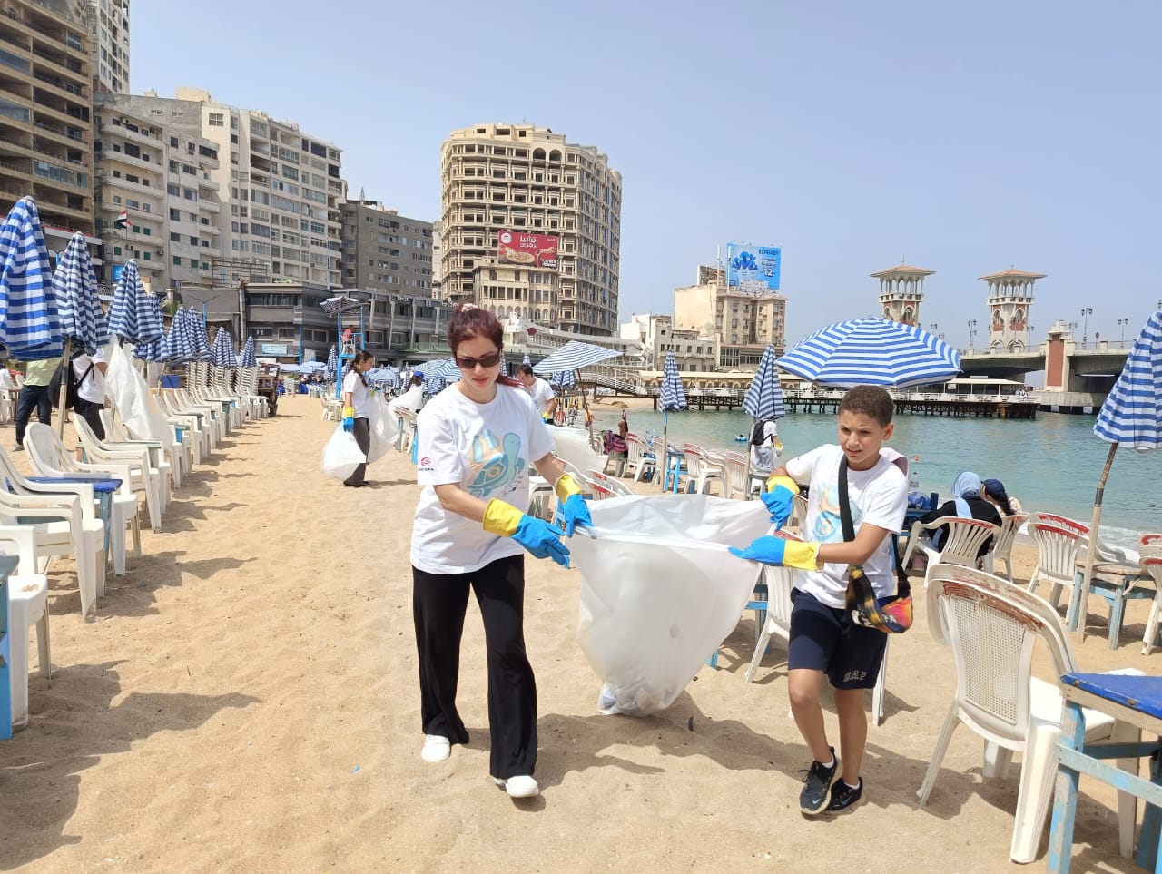قنصلية فرنسا والمعهد الفرنسي بالإسكندرية تطلق مبادرة تنظيف الشواطئ للعام الثانى