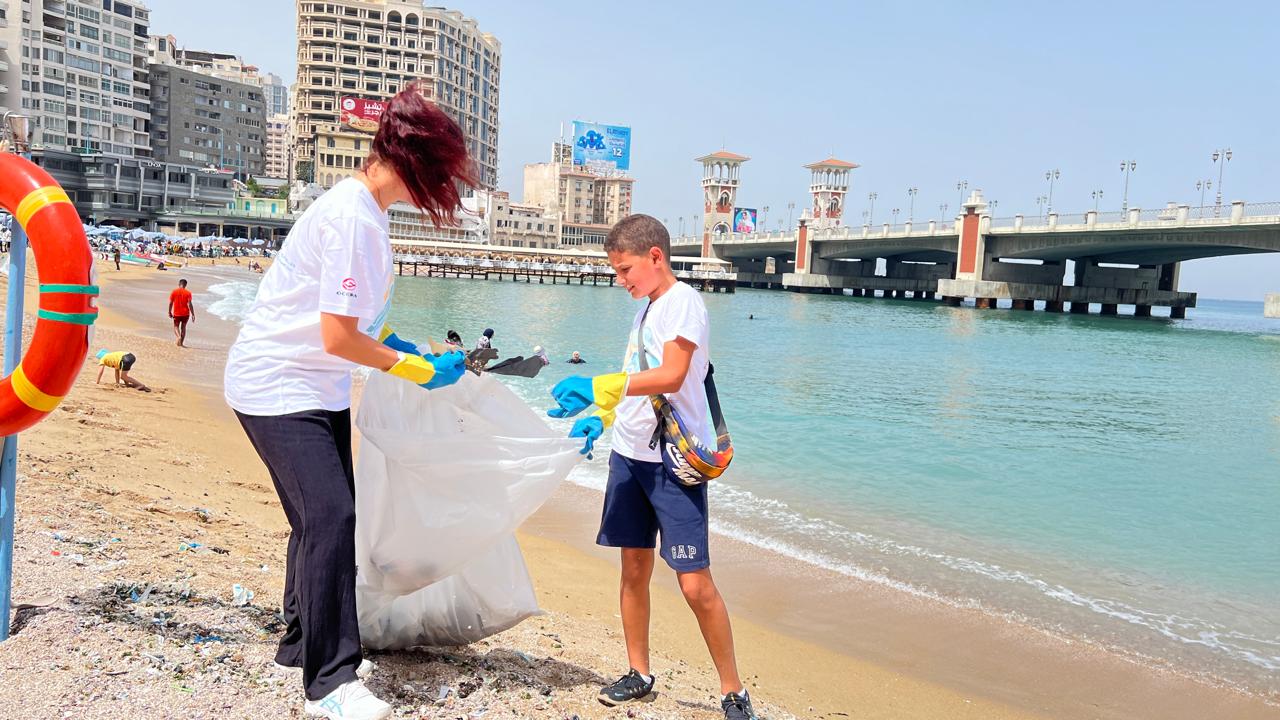 قنصلية فرنسا والمعهد الفرنسي بالإسكندرية تطلق مبادرة تنظيف الشواطئ للعام الثانى