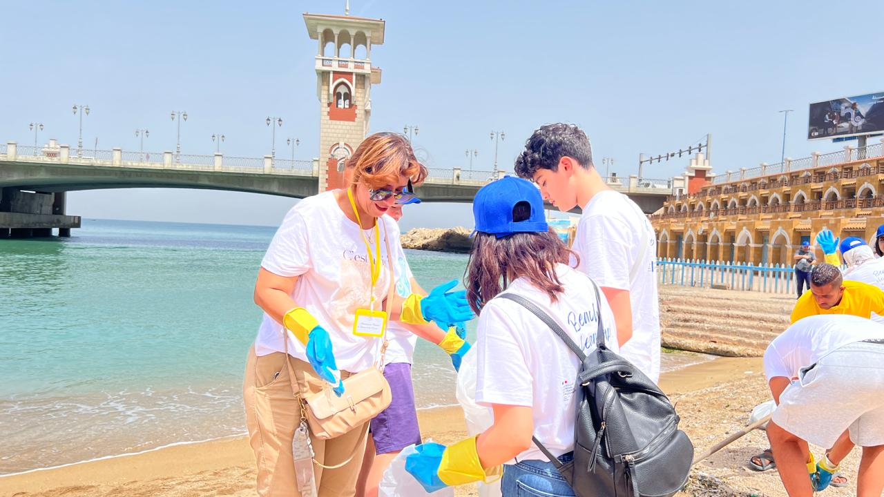 قنصلية فرنسا والمعهد الفرنسي بالإسكندرية تطلق مبادرة تنظيف الشواطئ للعام الثانى