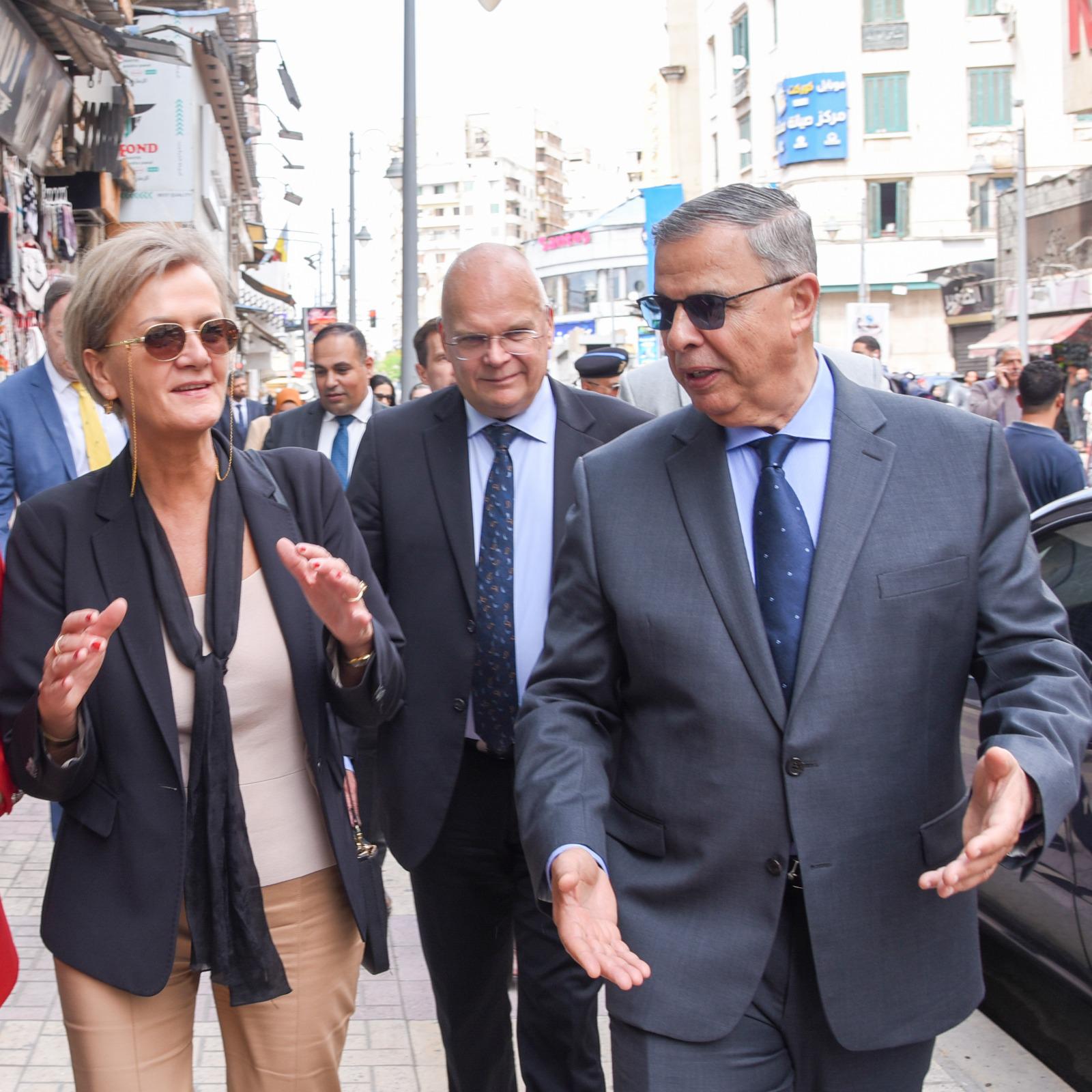 محافظ الإسكندرية وسفيرة الاتحاد الأوروبي يتفقدان مشروع إحياء شارع النبي دانيال التراثي