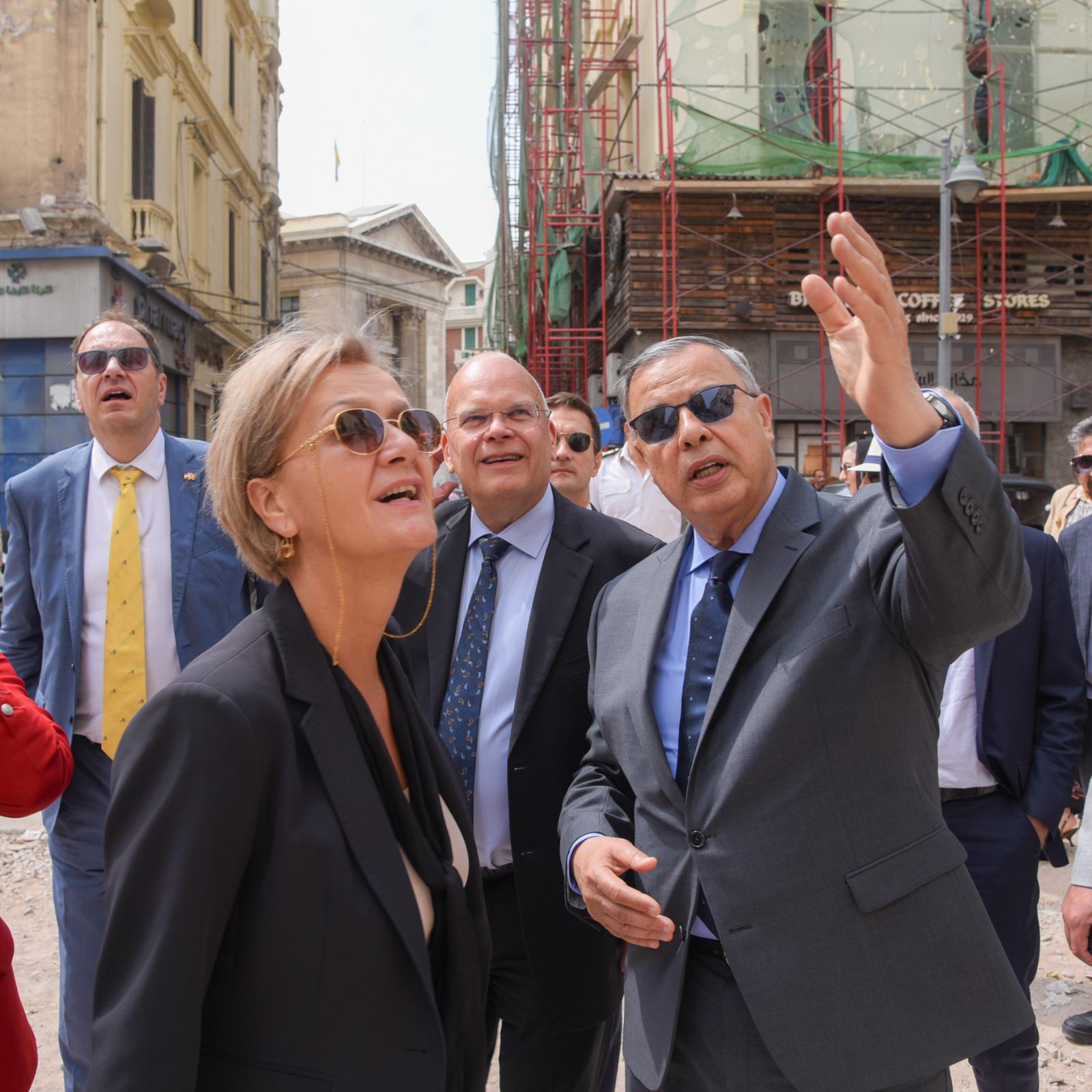 محافظ الإسكندرية وسفيرة الاتحاد الأوروبي يتفقدان مشروع إحياء شارع النبي دانيال التراثي