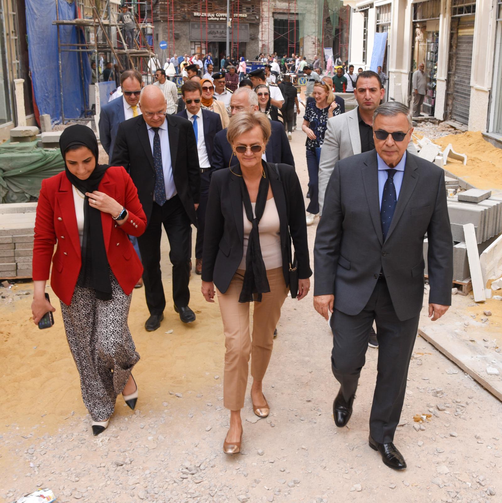محافظ الإسكندرية وسفيرة الاتحاد الأوروبي يتفقدان مشروع إحياء شارع النبي دانيال التراثي