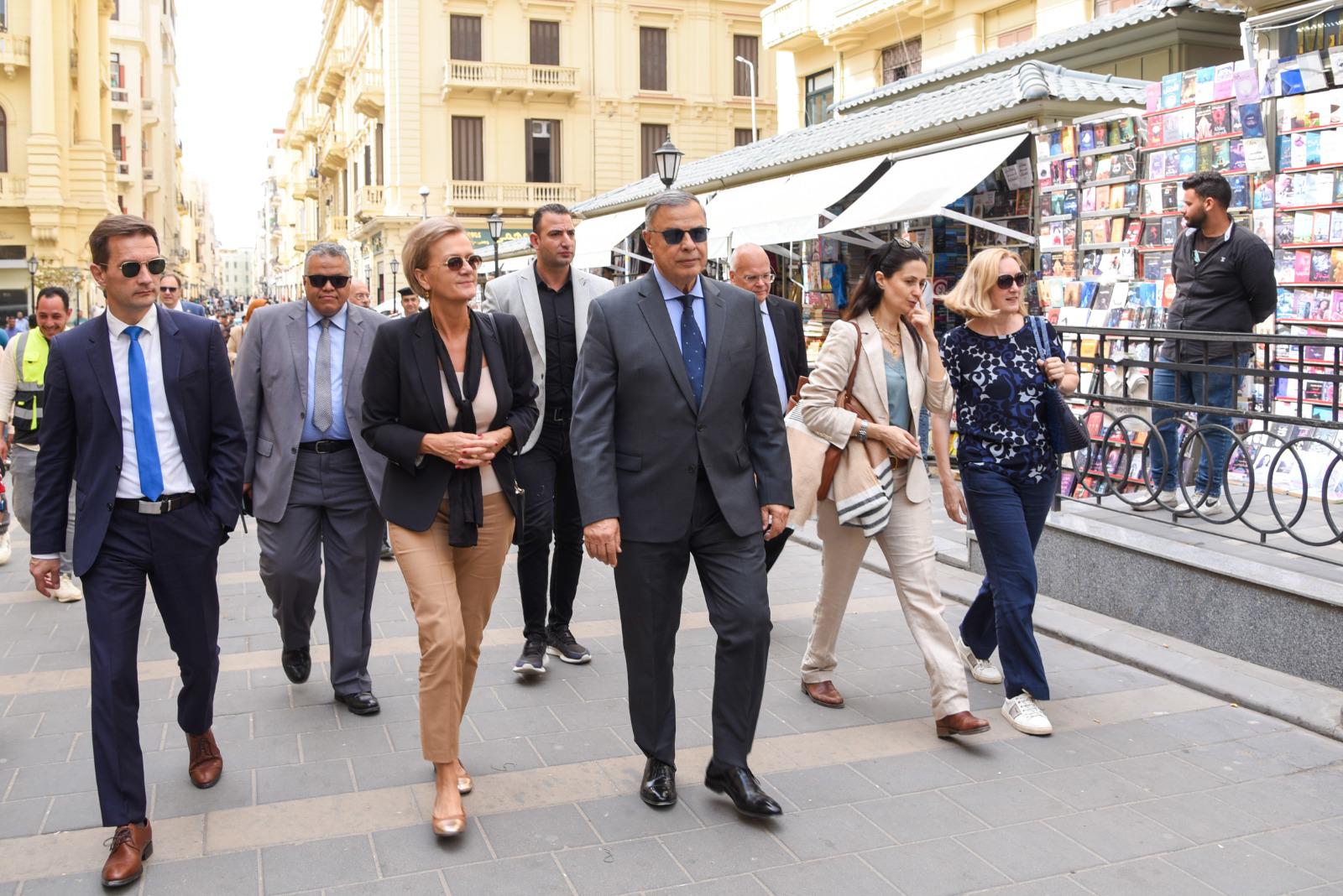 محافظ الإسكندرية وسفيرة الاتحاد الأوروبي يتفقدان مشروع إحياء شارع النبي دانيال التراثي